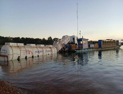 Acidente inusitado: Bitrem carregado com 35 mil litros de etanol despenca de balsa em Morada Nova de Minas e mobiliza força-tarefa