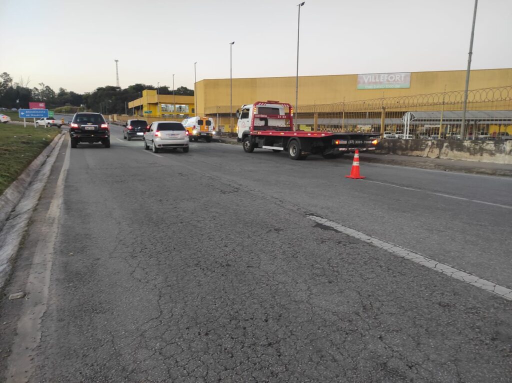 Acidente entre moto e caminhão na MG-050 deixa motociclista ferido em Divinópolis Acidente entre moto e caminhão na MG-050 deixa motociclista ferido em Divinópolis
