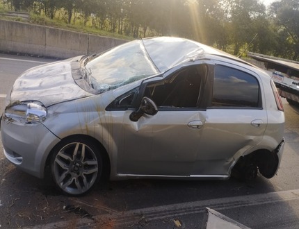 Acidente na MG-050: carro com bebê capota após falha mecânica em Divinópolis Acidente na MG-050 carro com bebê capota após falha mecânica em Divinópolis