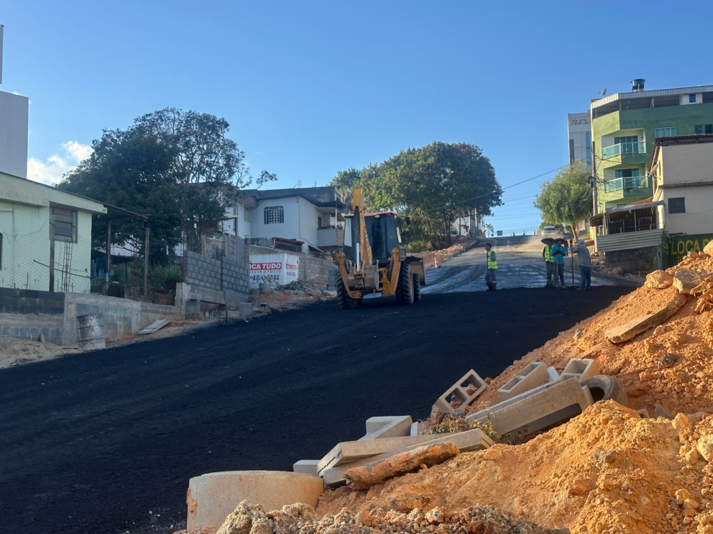 Após décadas de luta, Avenida 21 de Abril é aberta em Divinópolis e traz alívio para moradores Após décadas de luta, Avenida 21 de Abril é aberta em Divinópolis e traz alívio para moradores