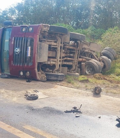 Engavetamento com nove veículos gera caos, capotamento e tombamento na BR-354 em Formiga