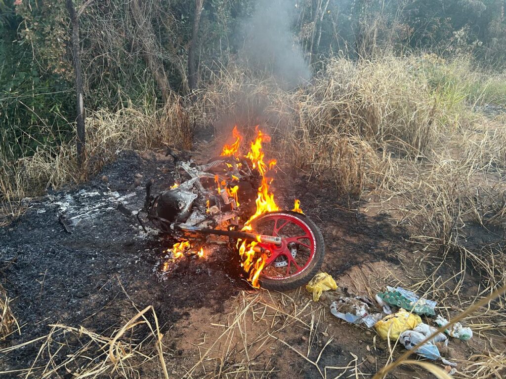 Imprudência: Criança é atropelada por motoqueiro fazendo grau e população toca fogo na moto em Formiga Imprudência Criança é atropelada por motoqueiro fazendo grau e população toca fogo na moto em Formiga