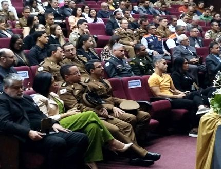 Distanciamento em evento: estaria rompido pacto entre irmã preta do prefeito de Divinópolis Gleidson, e a vice, Janete Aparecida?