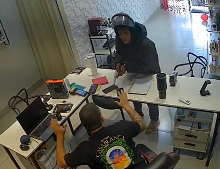 Vídeo: Câmeras flagram assalto em loja de importados em Nova Serrana; bandido é capturado e parte dos itens é recuperada