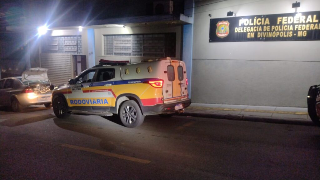 PM apreende 132 celulares e quase 400 perfumes importados na MG-050 em Divinópolis PM apreende 132 celulares e quase 400 perfumes importados na MG-050 em Divinópolis