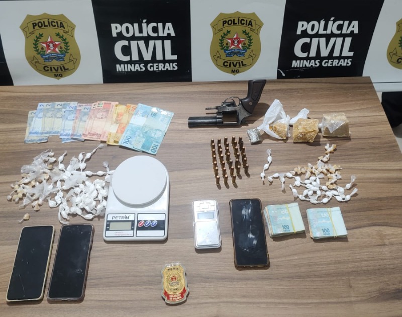 Tráfico de drogas dupla é presa em Bom Despacho com revólver, crack, cocaína e mais de R$ 8 mil