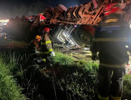 Tragédia na BR-381: caminhoneiro morre prensado após capotar carreta em Oliveira Tragédia na BR-381 caminhoneiro morre prensado após capotar carreta em Oliveira.(FOTO: Corpo Bombeiros)