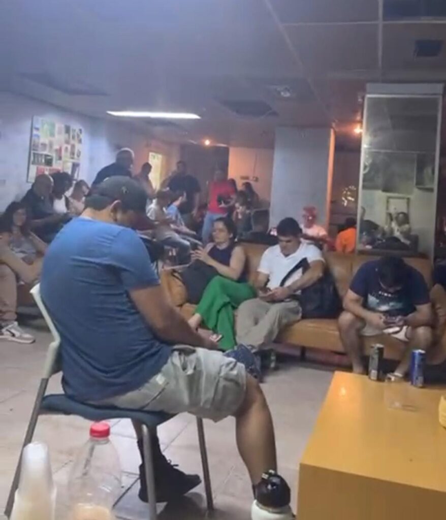 Vice-prefeita de Divinópolis, em Israel, mostra abrigo contra mísseis lançados pelo Irã Vice-prefeita de Divinópolis de Israel mostra abrigo contra mísseis lançados pelo Irã