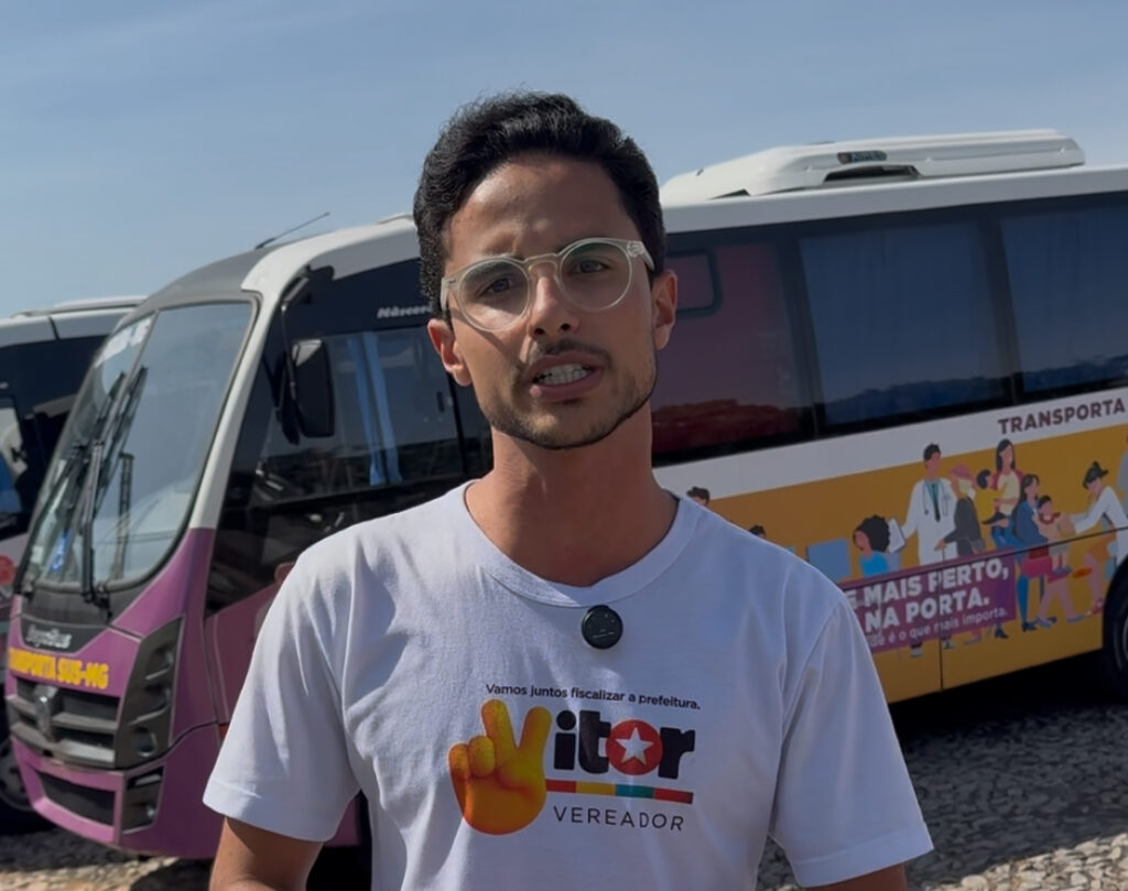 Denúncia: Vereador Vitor Costa expõe micro-ônibus novos parados nos fundos da Prefeitura de Divinópolis Vitor Costa