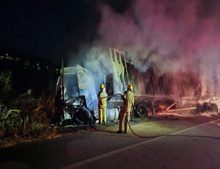 Incêndio em caminhão paralisa BR-262 por mais de 2 horas em Nova Serrana (FOTO: Divulgação Corpo de Bombeiros)