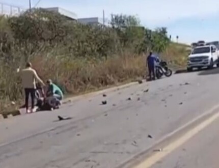 Divinópolis: Mulher sofre fraturas graves após acidente entre carro e moto, na BR-494 acidente br-494 moto carro divinópolis capa site (1)