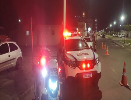 Afronte à PM: Jovem fura blitz em Divinópolis, ataca policiais e é preso com drogas e arma