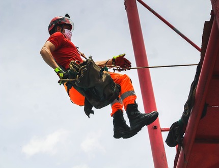 Corpo de Bombeiros realiza ação com rapel e tirolesa no centro de Divinópolis, no Dia Nacional do Bombeiro bombeiros