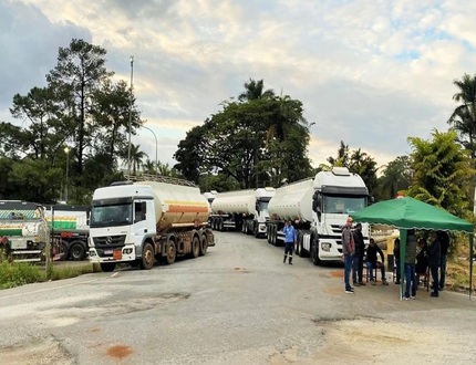 Caminhoneiros da Vibra entram em greve em Minas; abastecimento de combustível pode ser comprometido em Divinópolis e região
