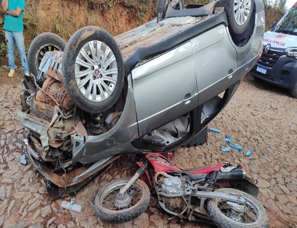Casal fica ferido ao capotarem o carro em Zona Rural de Divinópolis