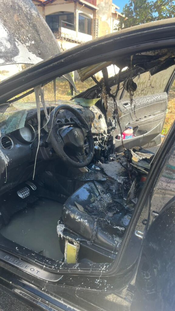 Divinópolis: Carro pega fogo no Bom Pastor carro