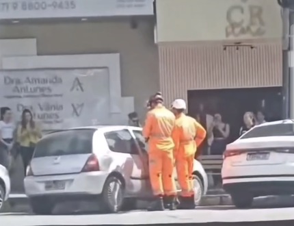 Divinópolis: Bombeiros resgatam cães trancados dentro de carro e no calor, no Centro carro centro divinópolis capa site