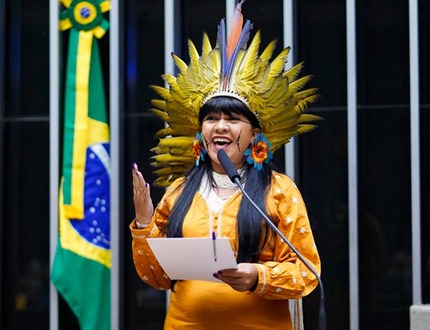 Deputada federal Célia Xakriabá visita a UEMG Divinópolis para falar de justiça ambiental deputada federal célia xakriabá (1)
