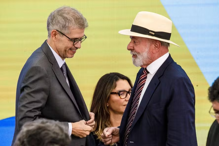 Sidônio (SECOM) parece ter sido "conto de fadas"; seis meses depois não decola Lula; e direita segue pautando as redes sociais, com fake news ou sem janja-lula-sidonio