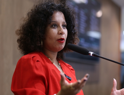 Vereadora Kell Silva propõe incluir leituras de mais obras religiosas nas escolas de Divinópolis, além da Bíblia kell silva (1)