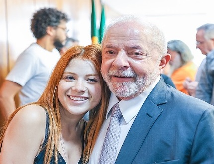 Influencer política da esquerda, Laura Sabino sobrevive a tentativa de feminicídio cometida pelo próprio irmão
