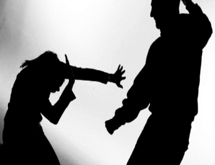 Descoberta de traição teria iniciado agressões à jovem que pulou janela de prédio, em Divinópolis