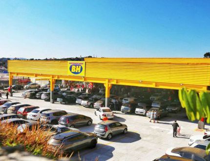 Morte de venezuelano em Supermercados BH, em Divinópolis: defesa da vítima diz que escada inadequada e altura da gôndola causaram tragédia
