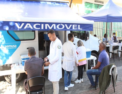 Vacinação em dia: Vacimóvel atende população nesta sexta-feira (06), em frente à Câmara de Divinópolis vacimóvel divinópolis capa site