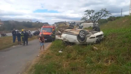 Capotamento na BR-262 causa ferimentos graves em colisão entre caminhonete e moto
