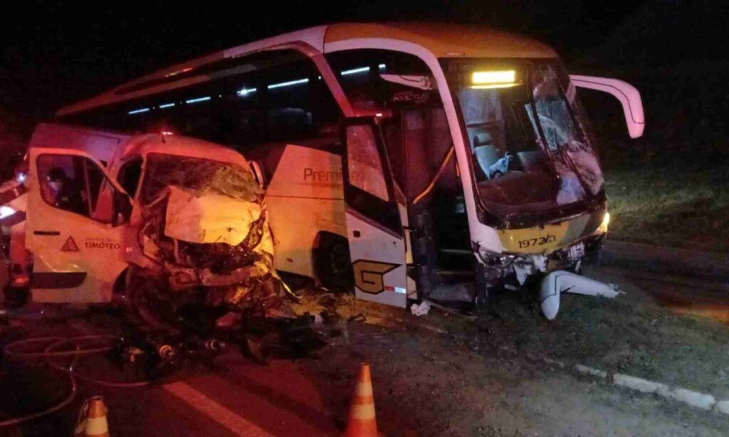 Colisão entre van da Prefeitura de Timóteo e ônibus deixa duas vítimas fatais 1_whatsapp_image_2025_07_14_at_21_33_23-56441194