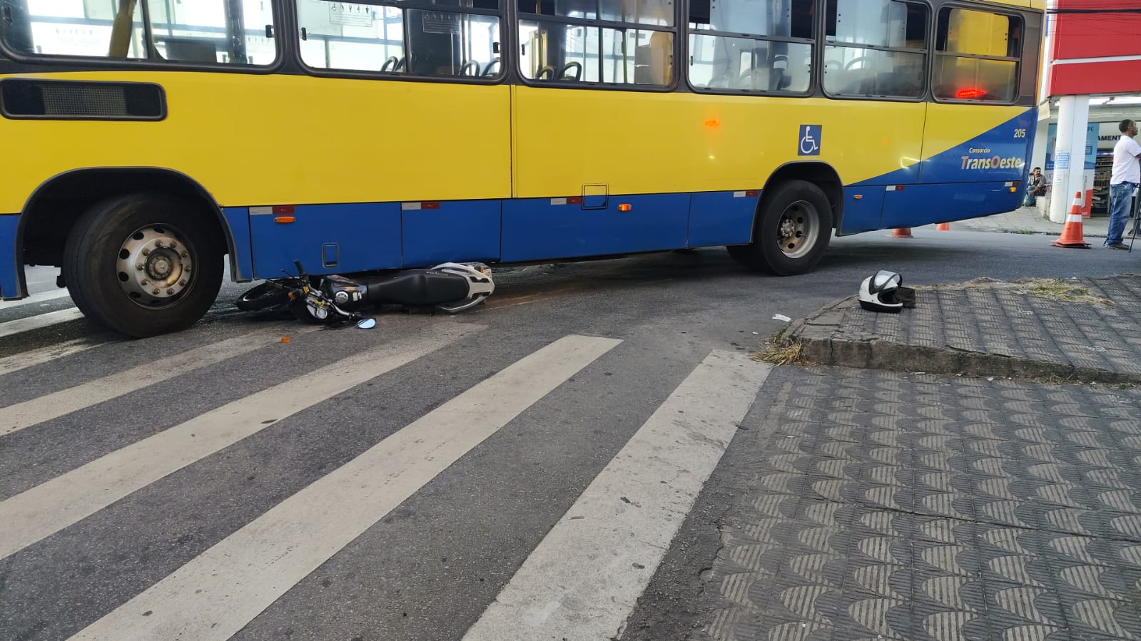 Acidente entre moto e ônibus deixa homem ferido na Rua Goiás, em Divinópolis