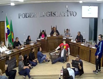 Vice do SINTRAM é advertido pela PM após baderna na Câmara de Bambuí: “Querem palanque para justificar desconto sindical”, diz vereador