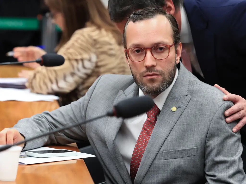Deputado Filipe Barros aciona ONU e denuncia perseguição política contra Bolsonaro