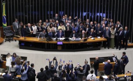 Lei de Incentivo ao Esporte agora é permanente e amplia apoio a atletas brasileiros Deputados e representantes de atletas comemoram a aprovação do projeto no Plenário