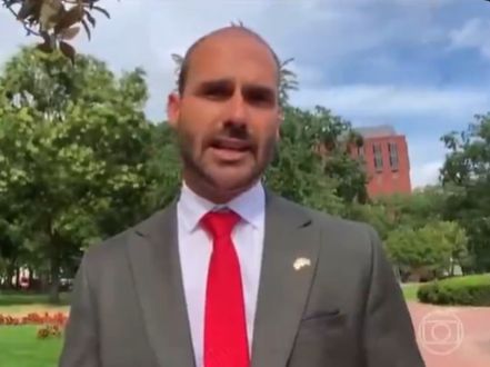 Reportagem do JN flagra Eduardo Bolsonaro nos EUA negociando interesses pessoais com governo Trump