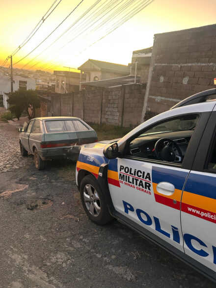 Homem com tornozeleira é flagrado com veículo furtado e placa adulterada em Divinópolis