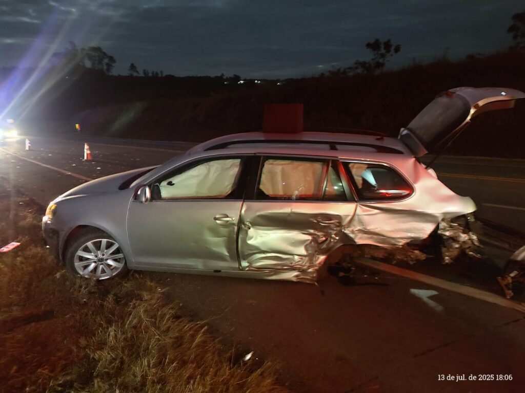 Ultrapassagem irresponsável provoca acidente com três veículos em Divinópolis IMG-20250714-WA0013