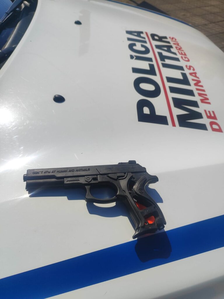Populares cercam assaltante no Centro de Divinópolis e PM prende suspeito com arma falsa e dinheiro do roubo IMG-20250723-WA0054