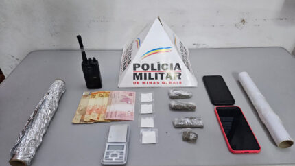 Batida Policial desmantela ponto de tráfico na Lajinha e flagra jovens com drogas e rádio comunicador Imagem do WhatsApp de 2025-07-15 à(s) 07.57.00_6b32ede9