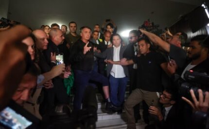 De tornozeleira e língua solta: Bolsonaro desafia STF, exibe tornozeleira e dispara contra Moraes