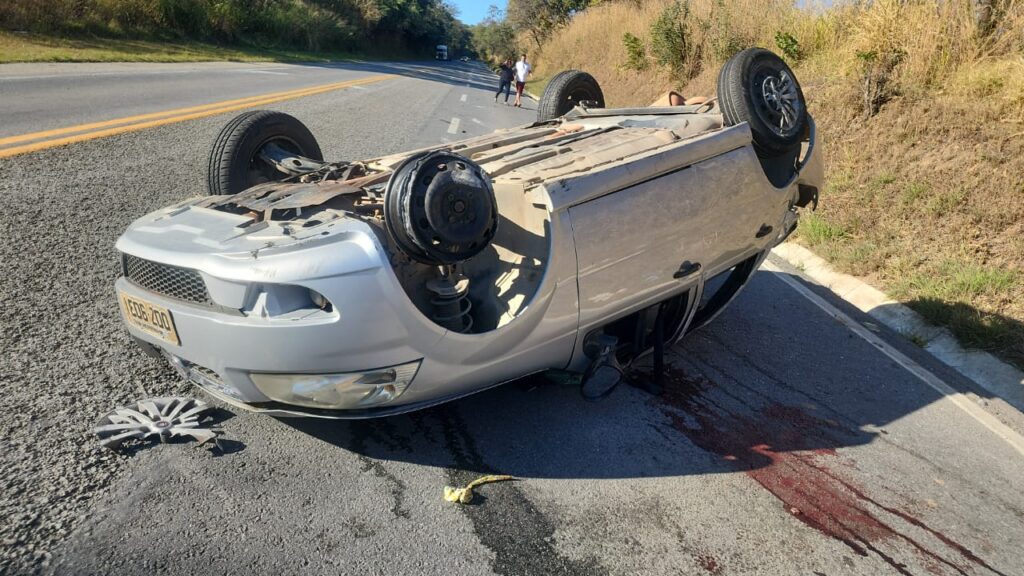 Carro capota com idosas após direção travar em alta velocidade Imagem do WhatsApp de 2025-07-31 à(s) 16.53.11_6bc4a03a
