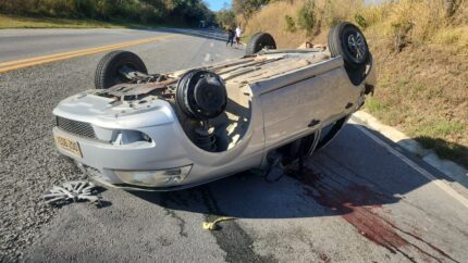 Carro capota com idosas após direção travar em alta velocidade
