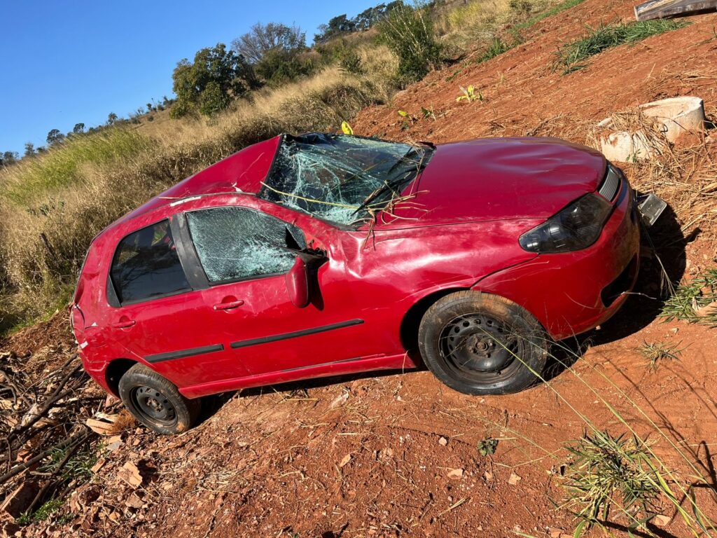 Manobra para escapar de caminhão provoca capotamento e deixa motorista ferido Imagem do WhatsApp de 2025-07-31 à(s) 16.53.25_30a1f794
