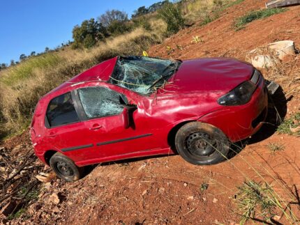 Manobra para escapar de caminhão provoca capotamento e deixa motorista ferido