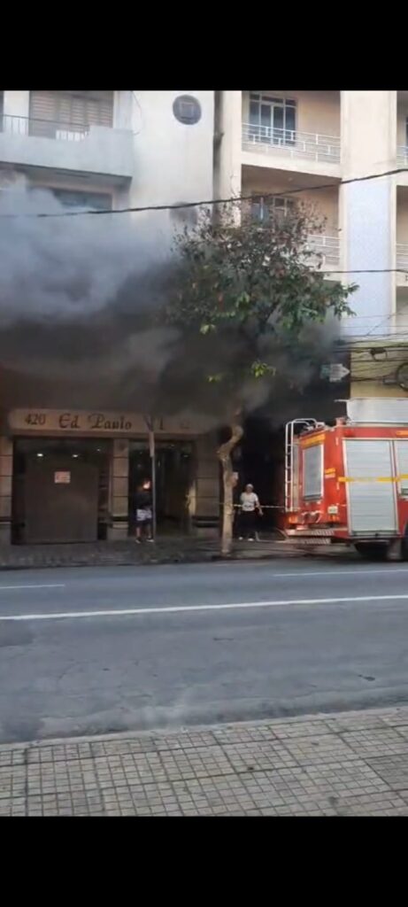 Incêndio em lanchonete mobiliza bombeiros e assusta frequentadores no Centro de Divinópolis Incêndio em lanchonete mobiliza bombeiros e assusta frequentadores no Centro de Divinópolis