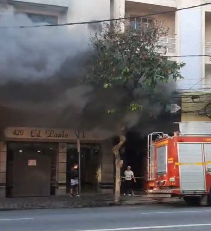 Incêndio em lanchonete mobiliza bombeiros e assusta frequentadores no Centro de Divinópolis