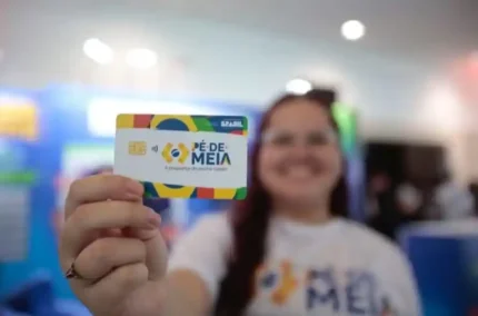 Governo quer ampliar Pé-de-Meia e incluir todos os estudantes da rede pública até 2026 Jovem-segurando-o-cartao-do-Programa-Pe-de-Meia-@Reproducao