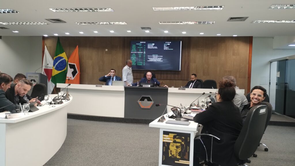 Divinópolis define orçamento de R$ 1,5 bilhão para 2026 com aprovação da LDO na Câmara de Vereadores Lei de Diretrizes Orçamentárias de 2026 é aprovada em Divinópolis com 15 votos favoráveis. Orçamento do município ultrapassa R$ 1,5 bilhão.