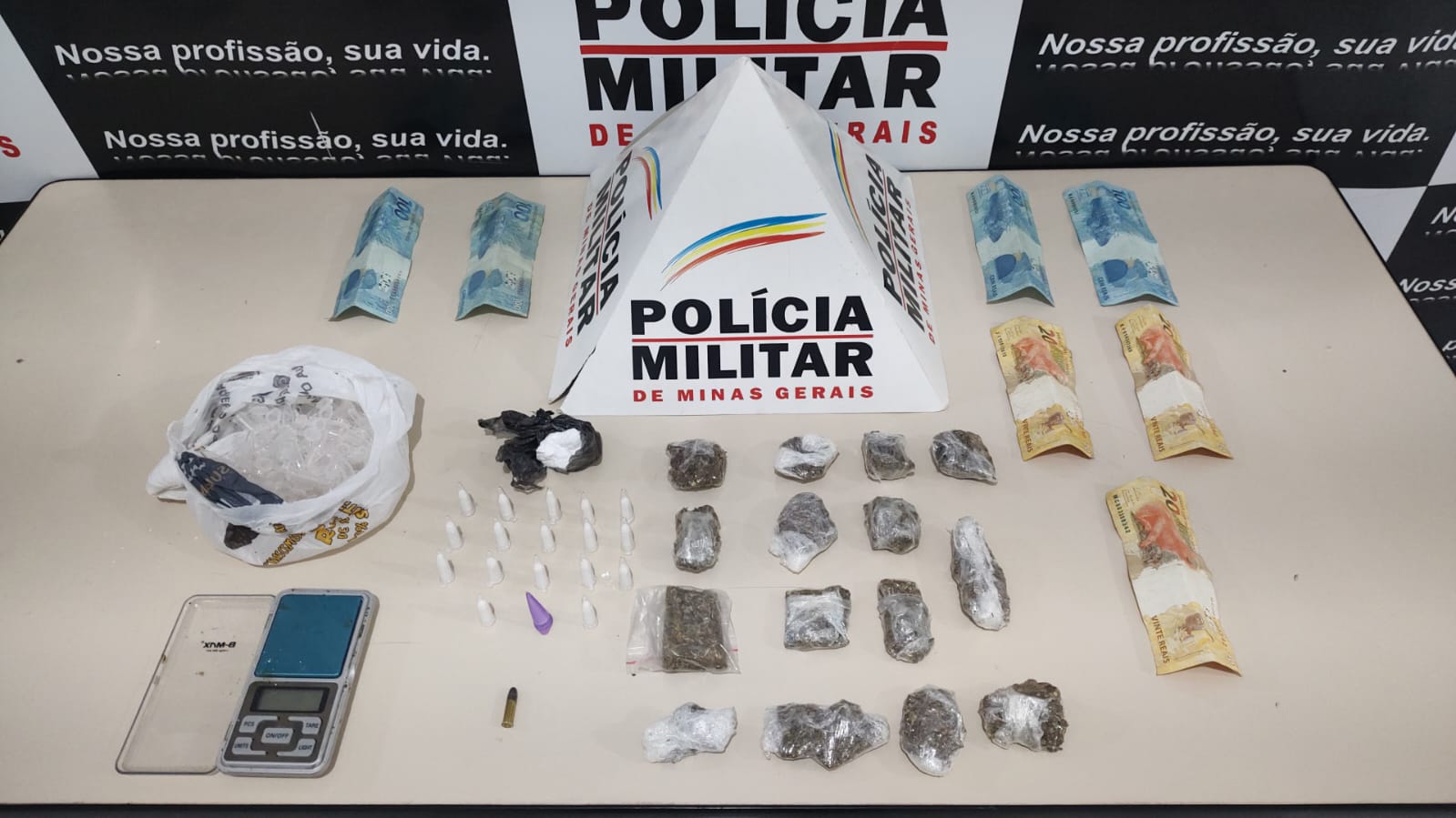 Residências viram laboratórios do tráfico PM estoura ponto de drogas no bairro São Lucas, em Santo Antônio do Monte