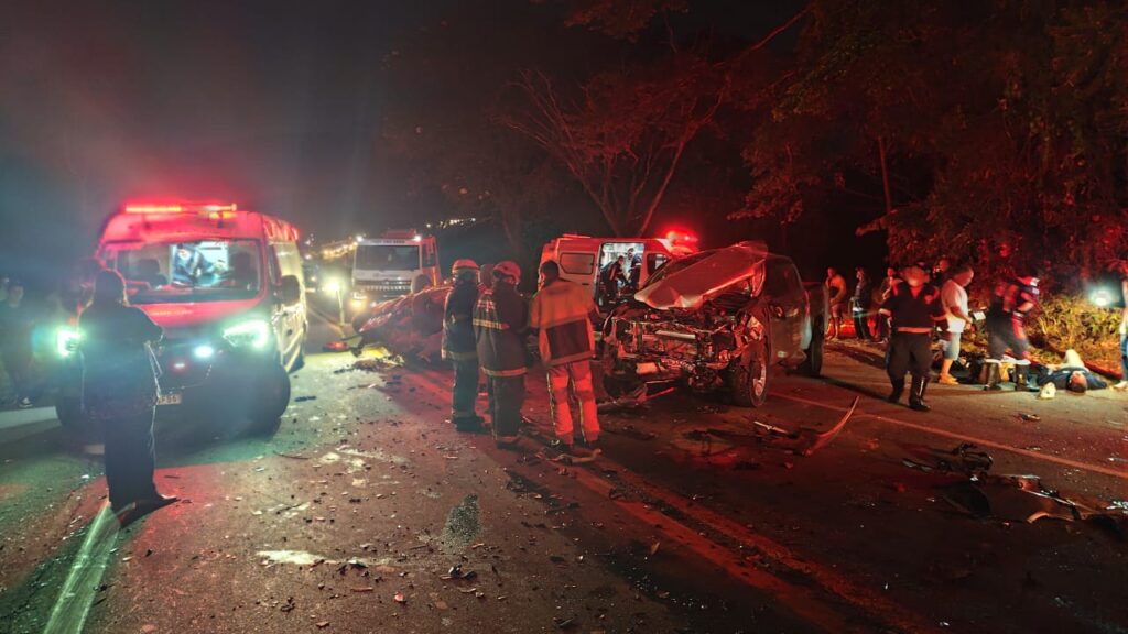 Tragédia na MG-050: bebê de quatro meses e motorista morrem presos às ferragens Tragédia na MG-050 bebê de quatro meses e motorista morrem presos às ferragens